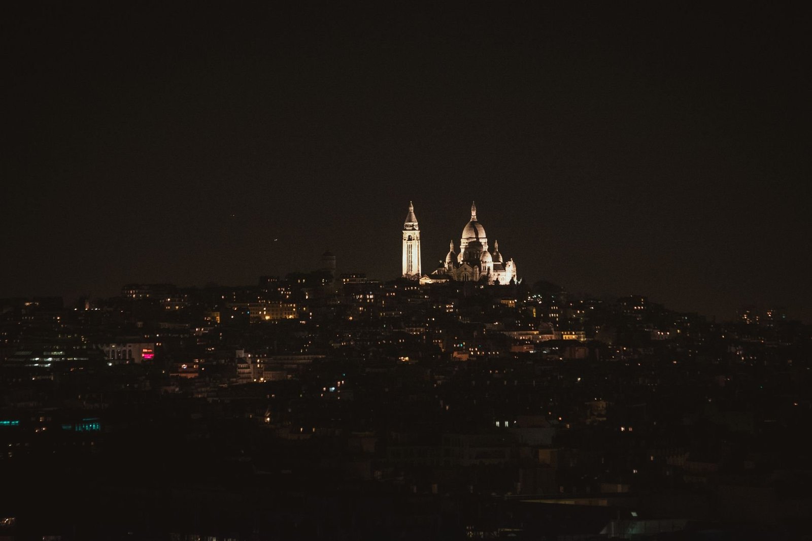 Quartier Pigalle em Paris: o que ver no bairro do Moulin Rouge 4 Vista noturna do Sacré-Cœur iluminado em Montmartre Paris próximo ao bairro Pigalle