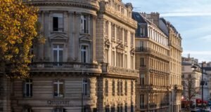 Boulevard Saint-Germain-des-Prés em Paris com prédios históricos elegantes