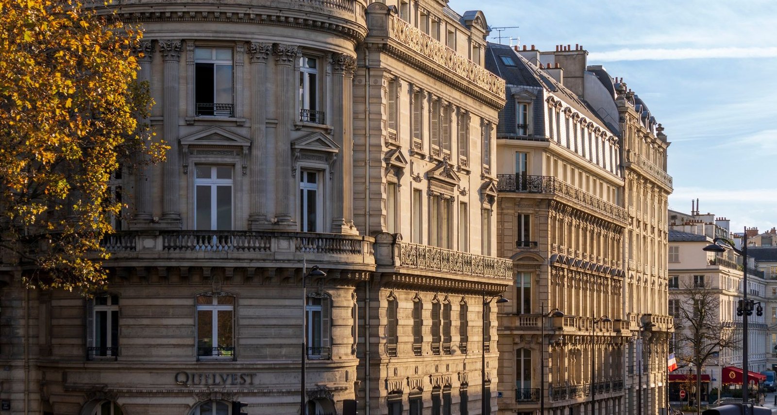 HOME 4 Boulevard Saint-Germain-des-Prés em Paris com prédios históricos elegantes