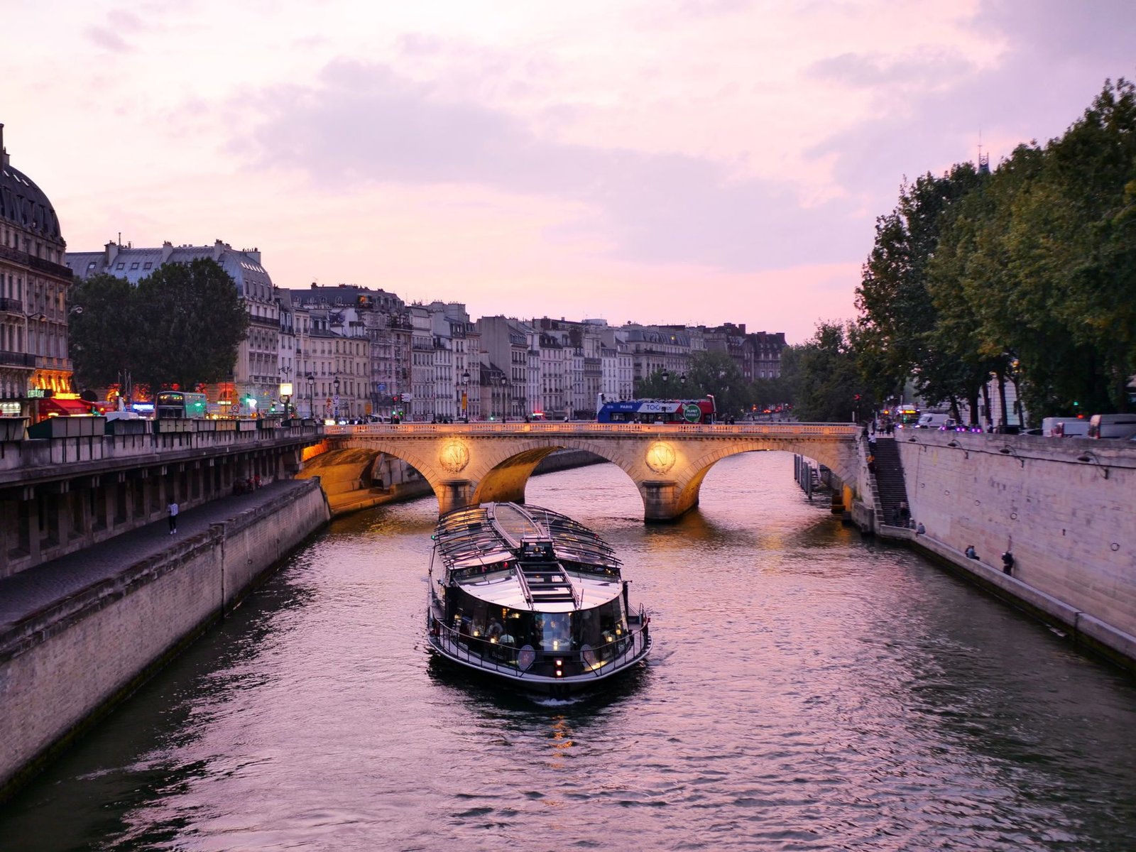 Bateaux Mouches, Vedettes o Parisiens: ¿Cuál Elegir? 3 Vista nocturna del río Sena con barco y arquitectura parisina
