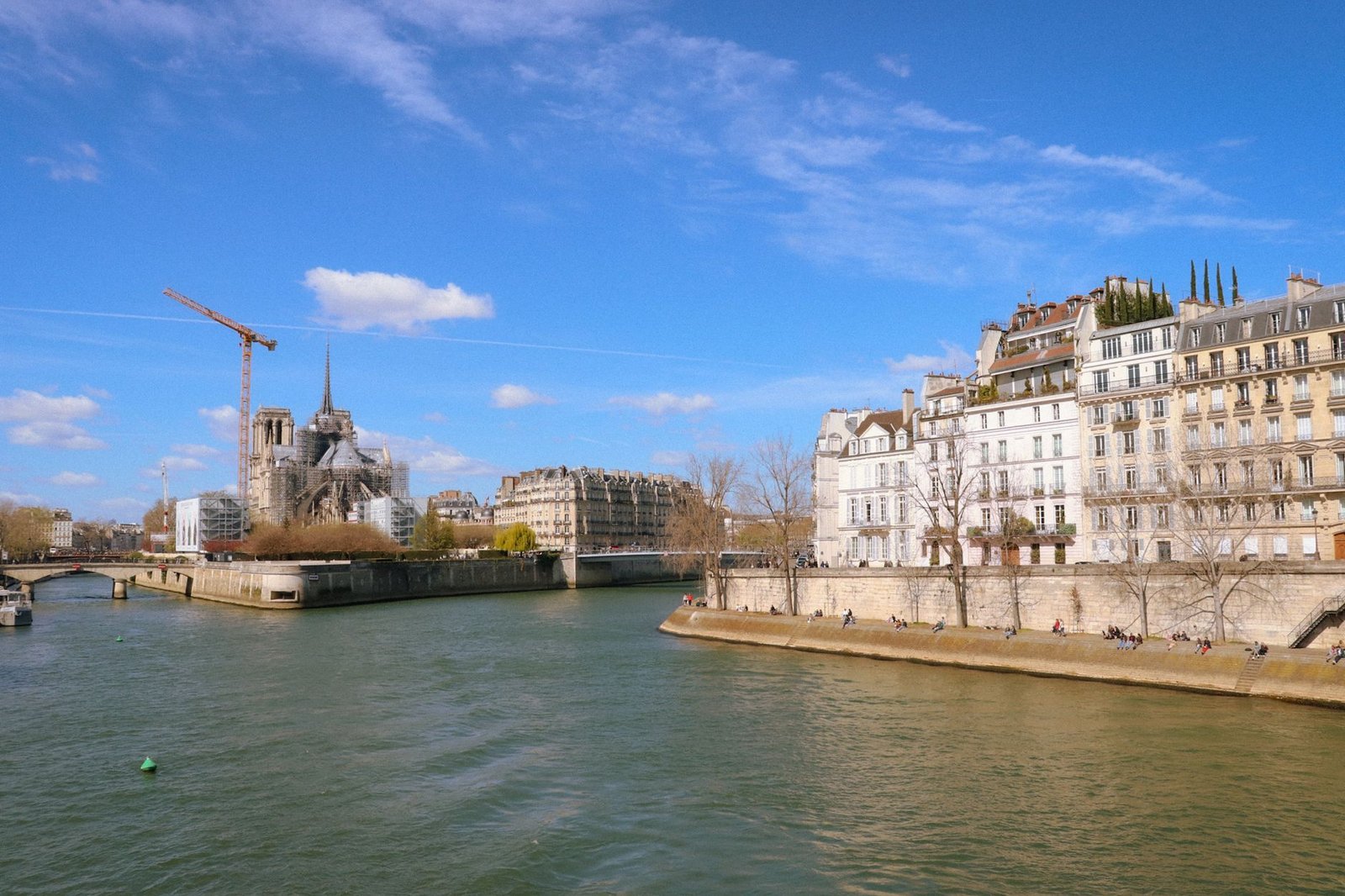 Bateaux Mouches, Vedettes o Parisiens: ¿Cuál Elegir? 4 Vista diurna del río Sena con Notre-Dame al fondo