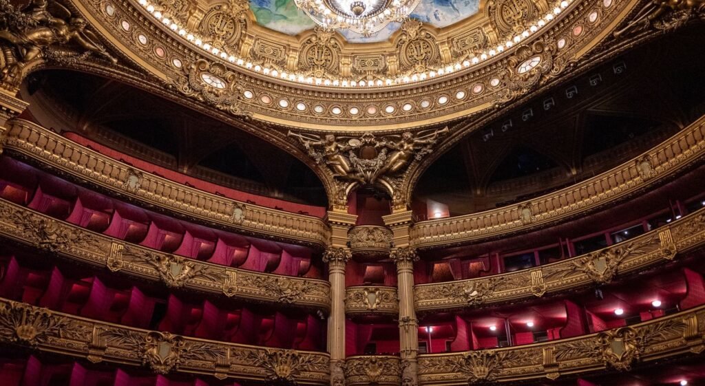 El Rey León en París 2026: Guía Completa para Ver el Musical en el Théâtre Mogador 21 Interior luxuoso de teatro parisiense com detalhes dourados e lustre de cristal