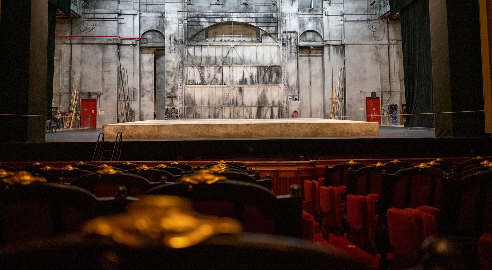 Paris Quartier d'Été 2026: Dança, Teatro e Circo Gratuitos ao Ar Livre (Guia Completo) 1 Palco de teatro em Paris com cenário e plateia preparados para espetáculo ao ar livre