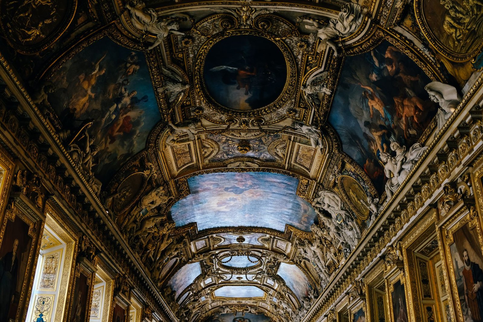 Como Encontrar a Mona Lisa no Louvre (e o Que Ninguém Te Conta Sobre Ela) 4 Teto barroco ornamentado do Museu do Louvre em Paris