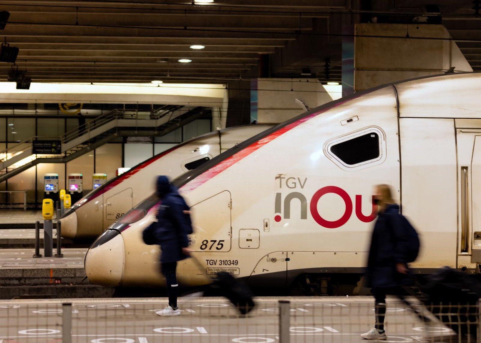 TGV: Viagens de Um Dia Saindo de Paris 1 Trem TGV parado em plataforma de estação ferroviária em Paris