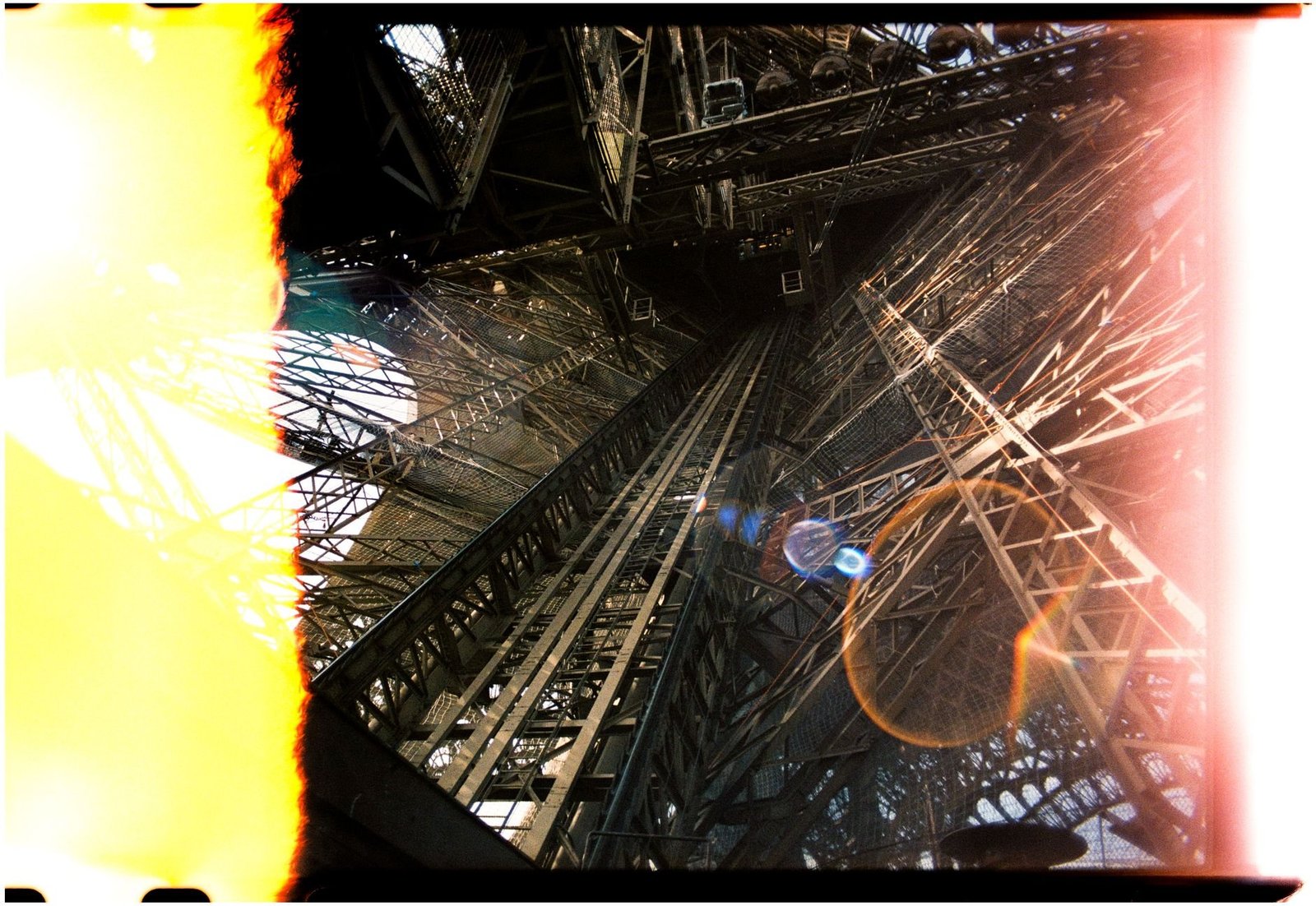 Pisos de la Torre Eiffel: qué ver en el 1.º, 2.º y en la Cima 2 Vista del interior de la Torre Eiffel mostrando la estructura interna
