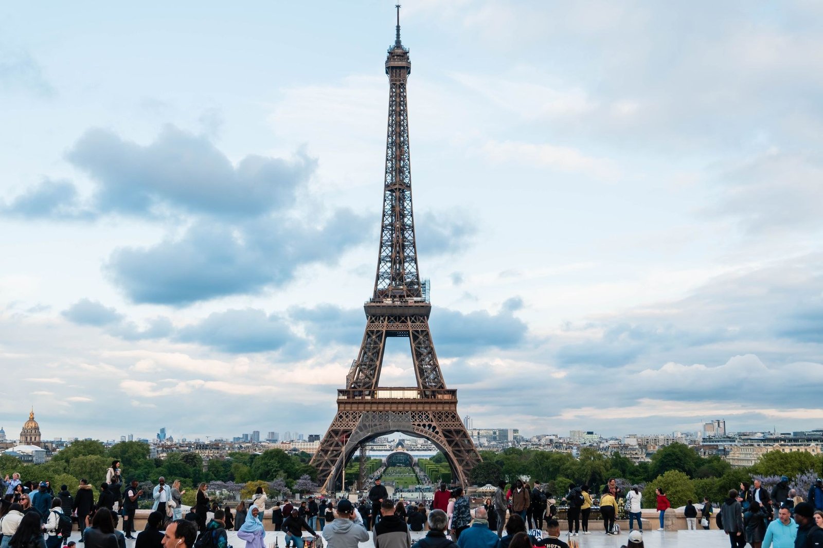 Melhor Horário e Época para Visitar a Torre Eiffel 4 Multidão de turistas em frente à Torre Eiffel em Paris