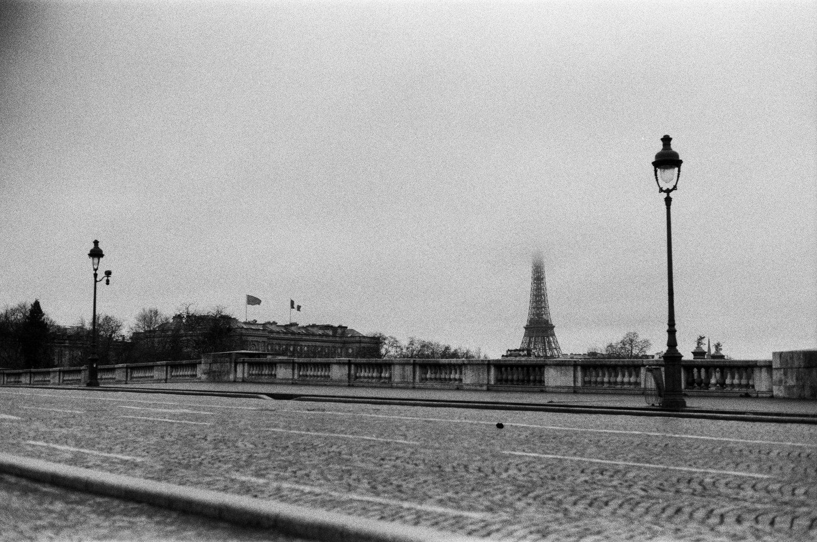 Melhor Horário e Época para Visitar a Torre Eiffel 2 Torre Eiffel envolta em névoa pela manhã em Paris