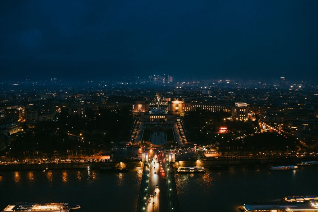 Torre Eiffel de Noche: Espectáculo de Luces, Horarios y Cómo Verlo Gratis 12 Torre Eiffel iluminada à noite com show de luzes em Paris