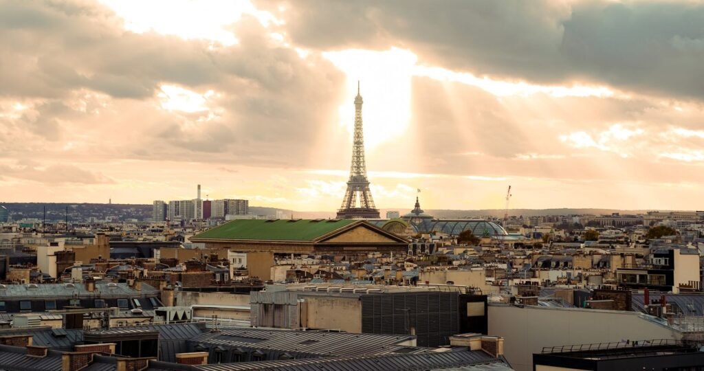 Mejor Horario y Época para Visitar la Torre Eiffel 26 Torre Eiffel ao pôr do sol com céu alaranjado em Paris