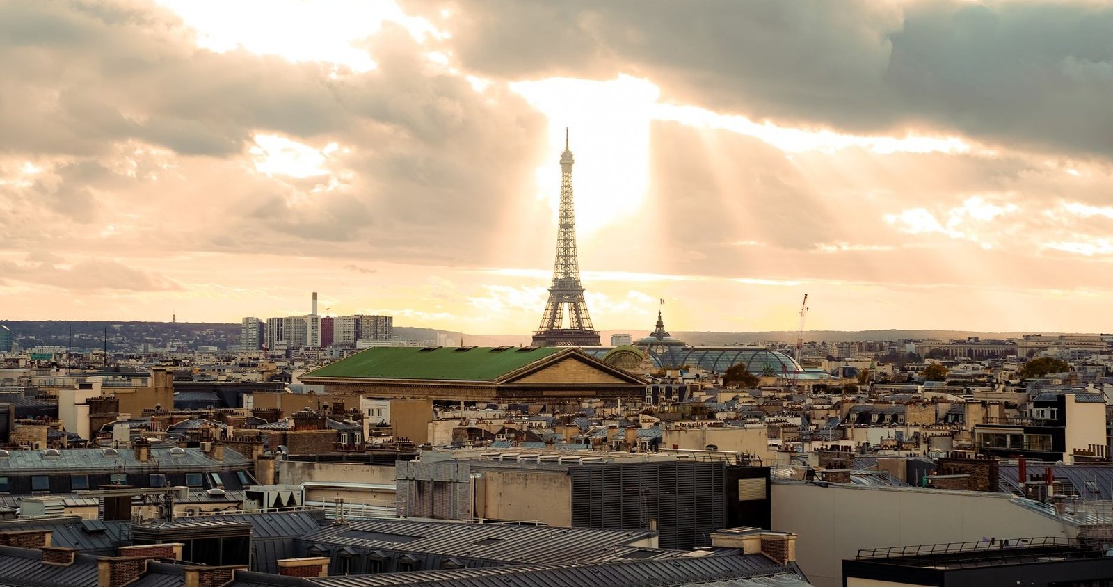 Melhor Horário e Época para Visitar a Torre Eiffel 1 Torre Eiffel ao pôr do sol com céu alaranjado em Paris