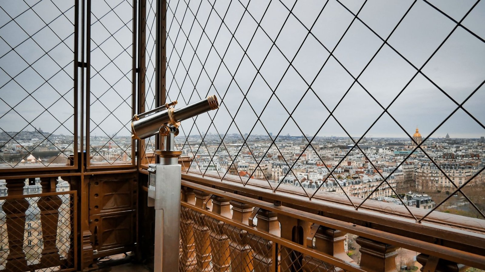 Pisos de la Torre Eiffel: qué ver en el 1.º, 2.º y en la Cima 3 Telescopio y vista panorámica de París desde el segundo piso de la Torre Eiffel