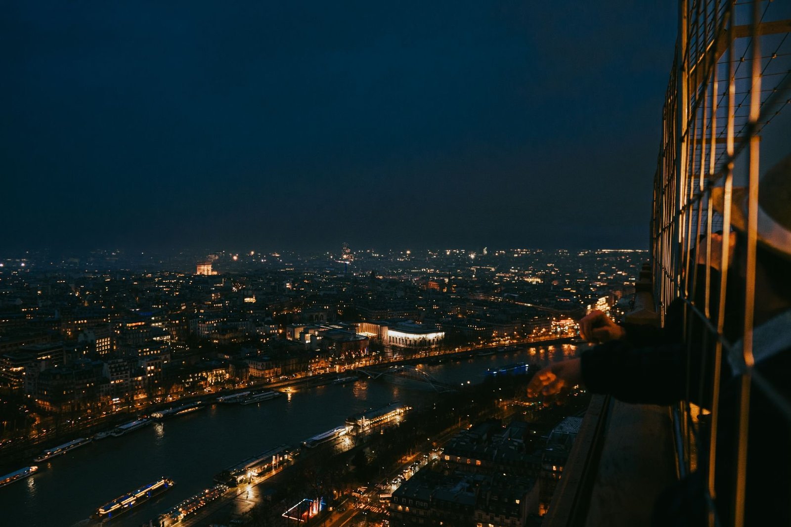 Pisos de la Torre Eiffel: qué ver en el 1.º, 2.º y en la Cima 4 Vista nocturna de París desde la cima de la Torre Eiffel