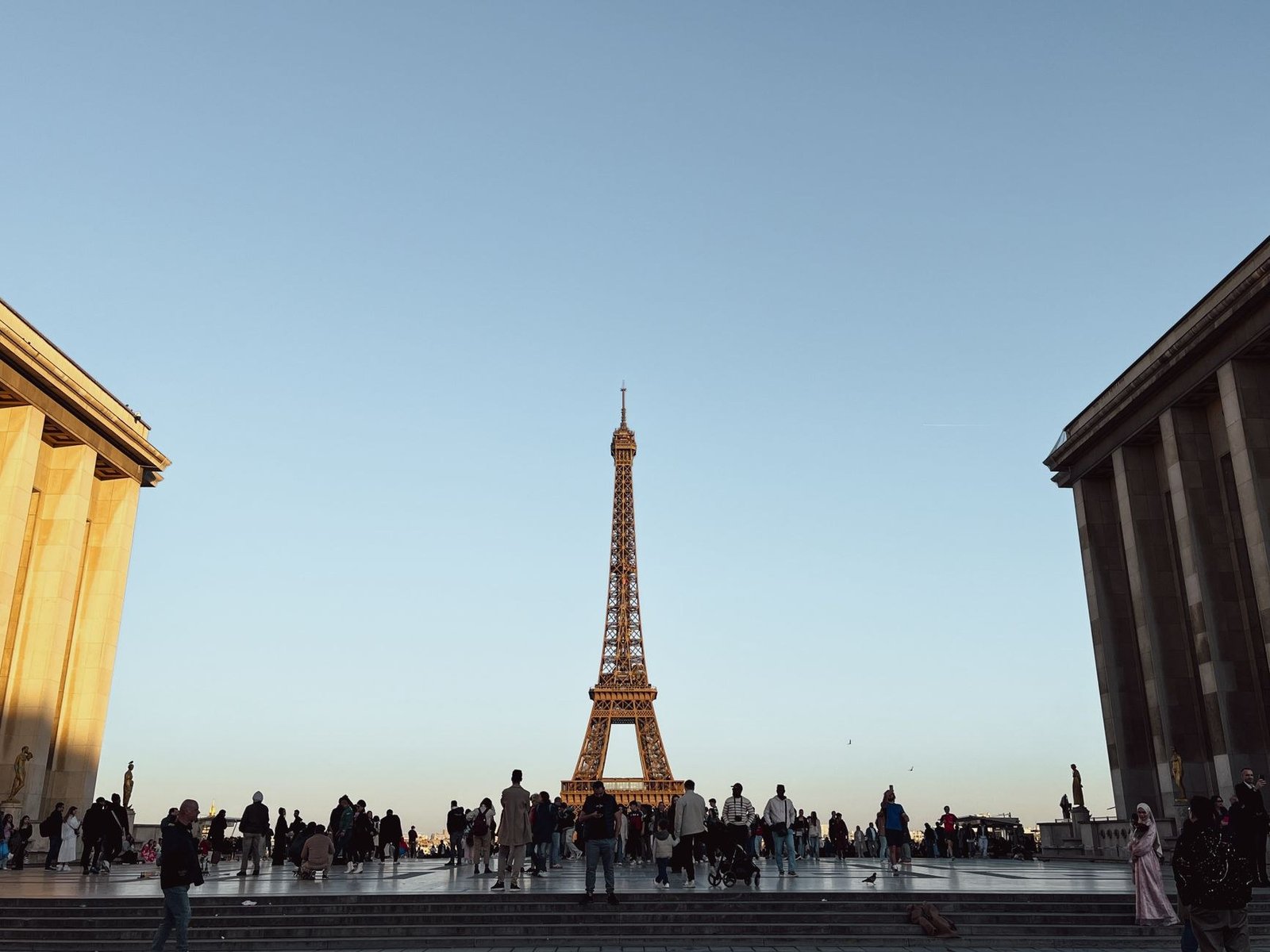Como Tirar as Melhores Fotos da Torre Eiffel: Guia Completo 2 Torre Eiffel vista do Trocadéro ao crepúsculo com turistas