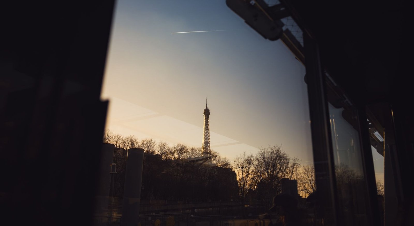 Jantar na Torre Eiffel: Vale a Pena, Quanto Custa e Como Reservar 1 Vista da Torre Eiffel através de uma janela ao entardecer em Paris