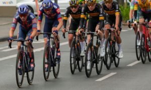 Ciclistas competindo na corrida do Tour de France 2026 pelas ruas de Paris
