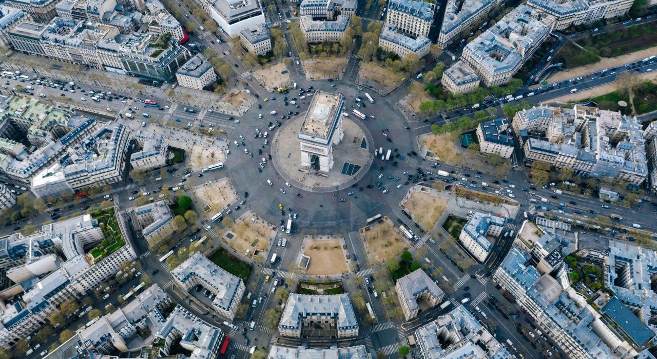 Tour de France 2026 in Paris: How to Watch the Finish on the Champs-Élysées (Complete Guide) 1 Aerial view of the Arc de Triomphe in Paris with the Champs-Élysées