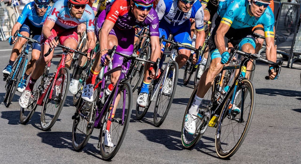 Tour de France 2026 in Paris: How to Watch the Finish on the Champs-Élysées (Complete Guide) 2 Professional cyclists racing through the streets during the Tour de France