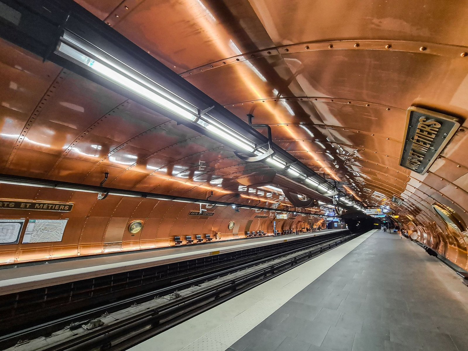 Como se Locomover em Paris: Guia Completo de Metrô, RER e Bilhetes 3 Interior revestido de cobre da estação Arts et Métiers em Paris