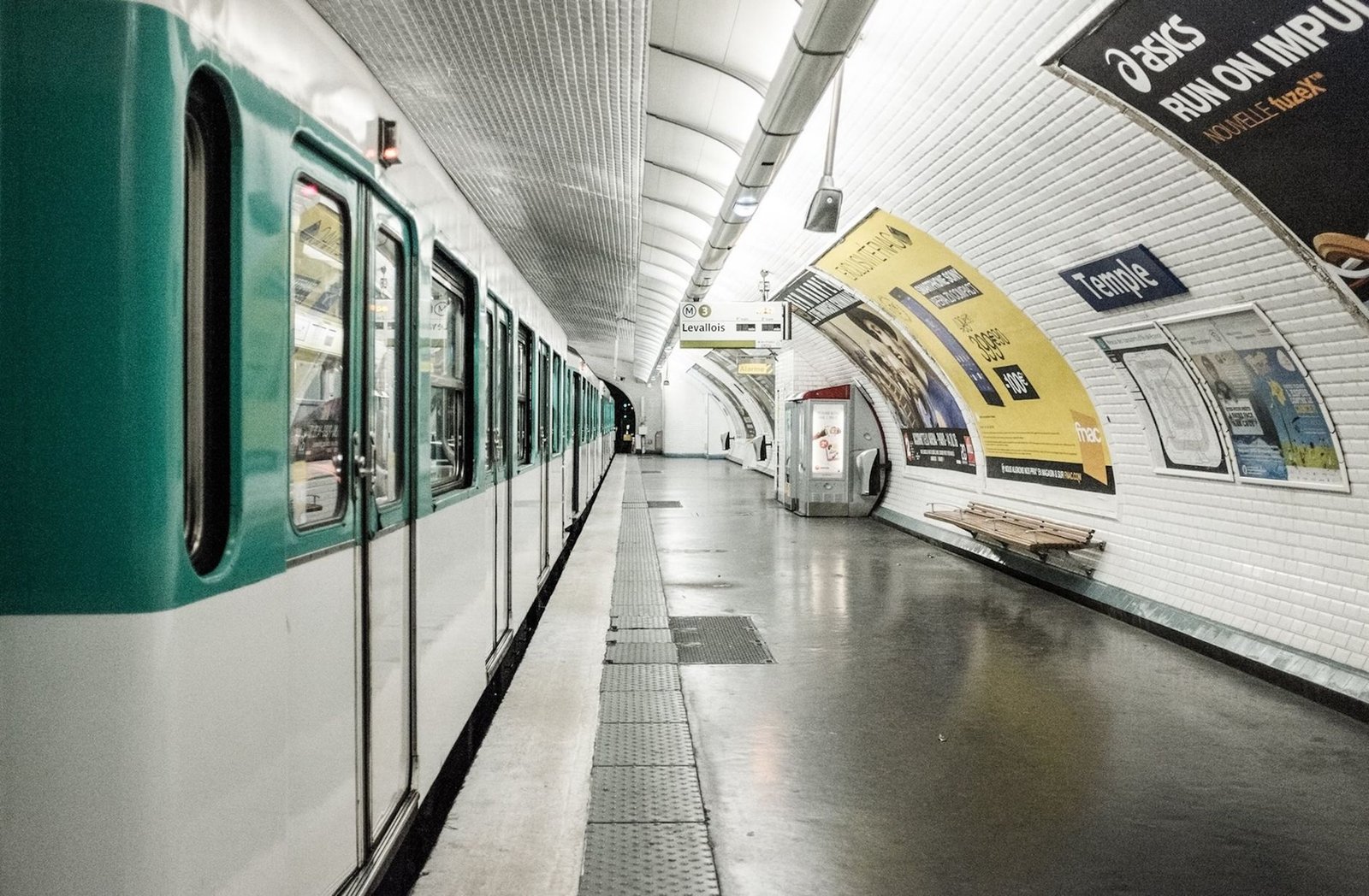 Como se Locomover em Paris: Guia Completo de Metrô, RER e Bilhetes 2 Plataforma vazia do metrô de Paris
