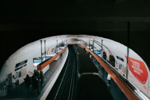 Estação de metrô movimentada em Paris