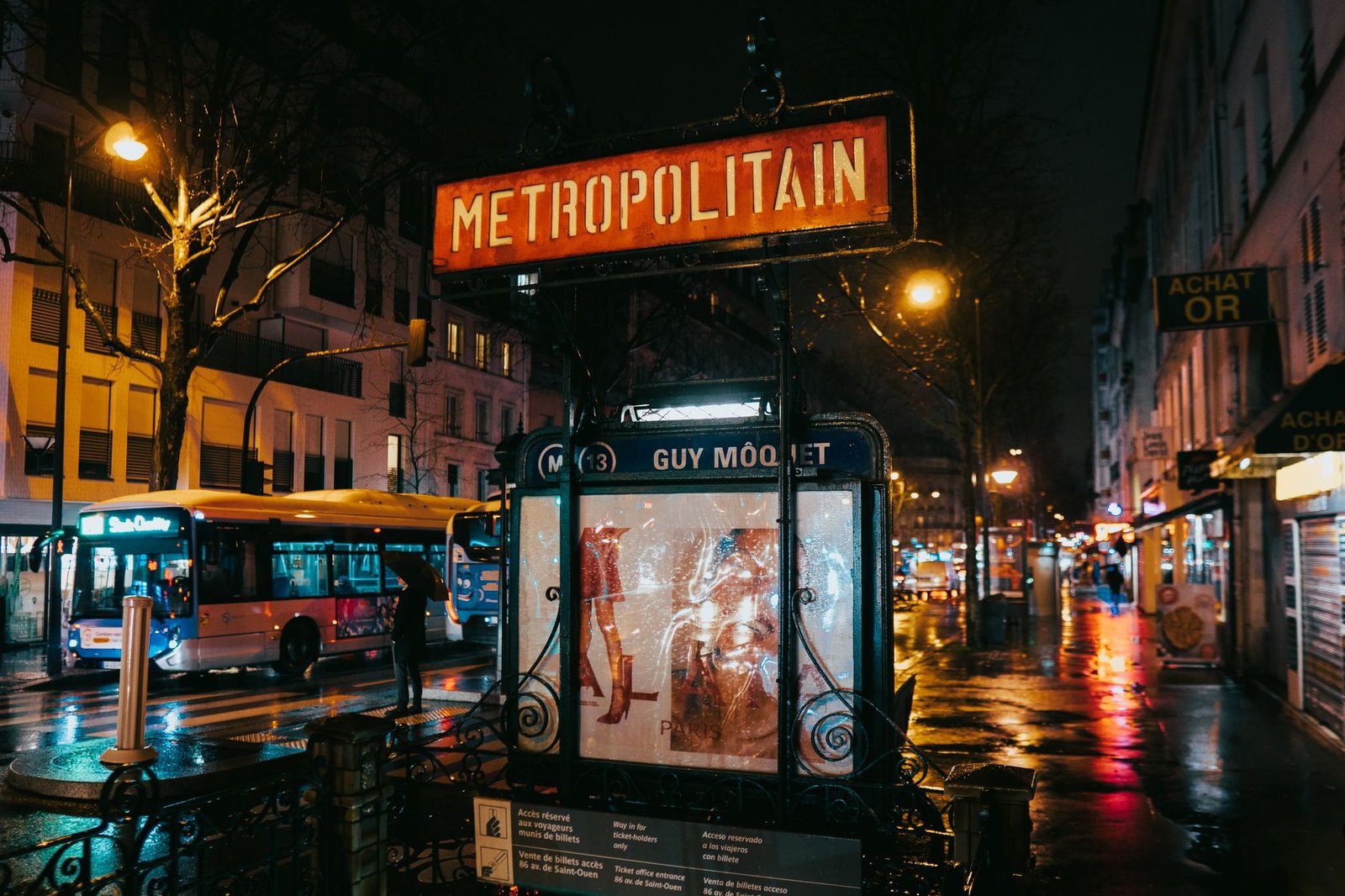 Como se Locomover em Paris: Guia Completo de Metrô, RER e Bilhetes 4 Rua de Paris à noite com luzes da cidade refletindo no chão úmido