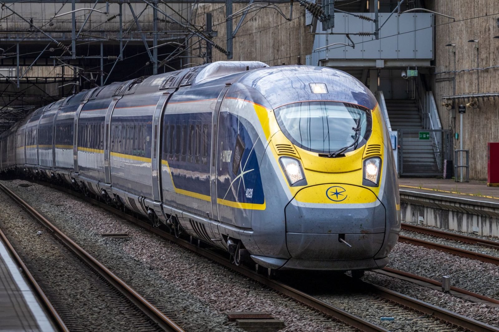 Eurostar Paris-Londres: Guia Completo do Trem para Brasileiros 2 Trem de alta velocidade chegando em estação europeia moderna — experiência semelhante ao Eurostar