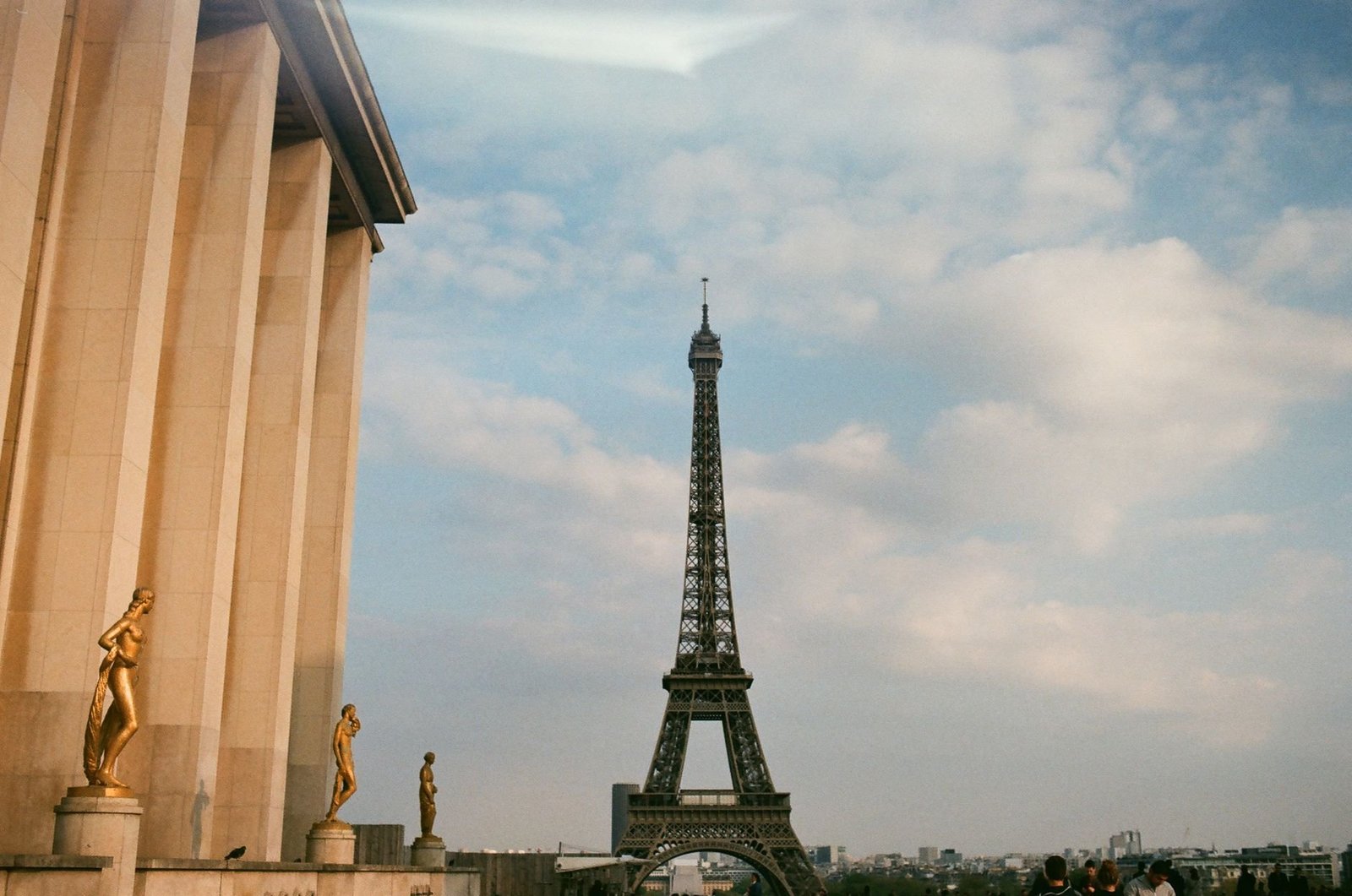 Sedes Olímpicas de Paris 2024: O Que Visitar Hoje 4 Estátuas douradas do Trocadéro em Paris com a Torre Eiffel ao fundo