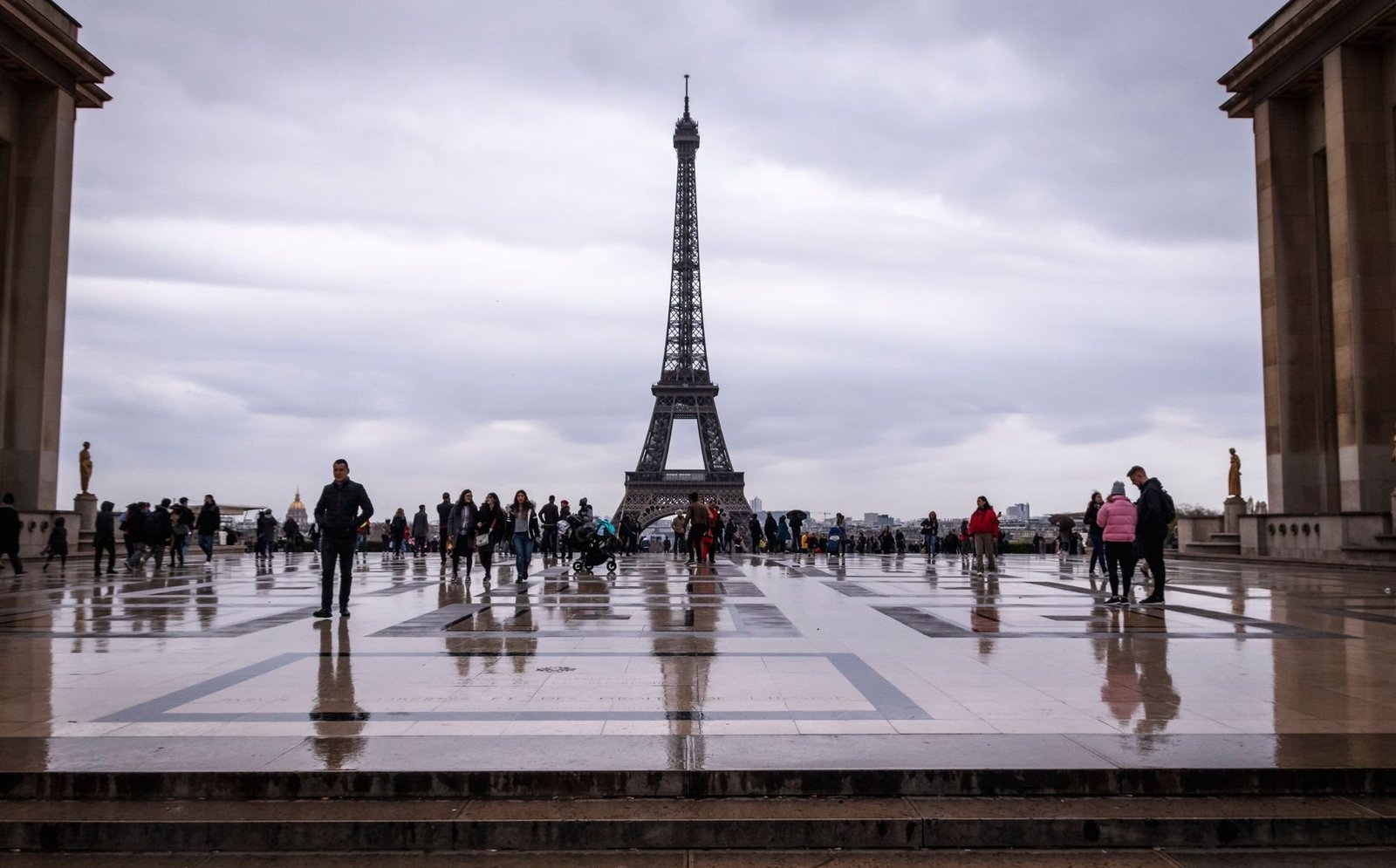 Cómo Llegar a la Torre Eiffel: Metro, Autobús, a Pie y Taxi 4 Turistas en el Trocadéro con vista a la Torre Eiffel en París