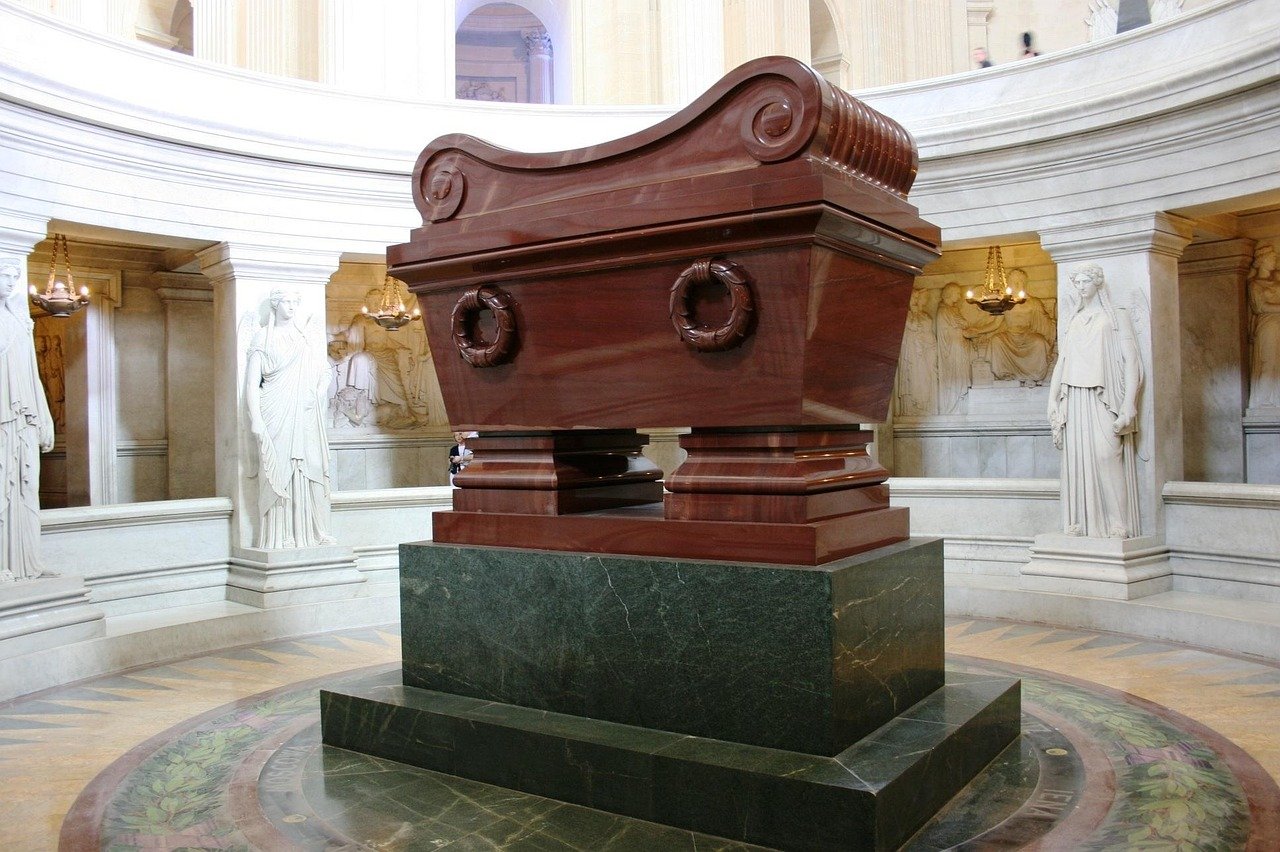 Les Invalides e o Túmulo de Napoleão: Guia Completo de Visita 3 Túmulo de Napoleão Bonaparte no interior da Igreja da Cúpula dos Invalides em Paris