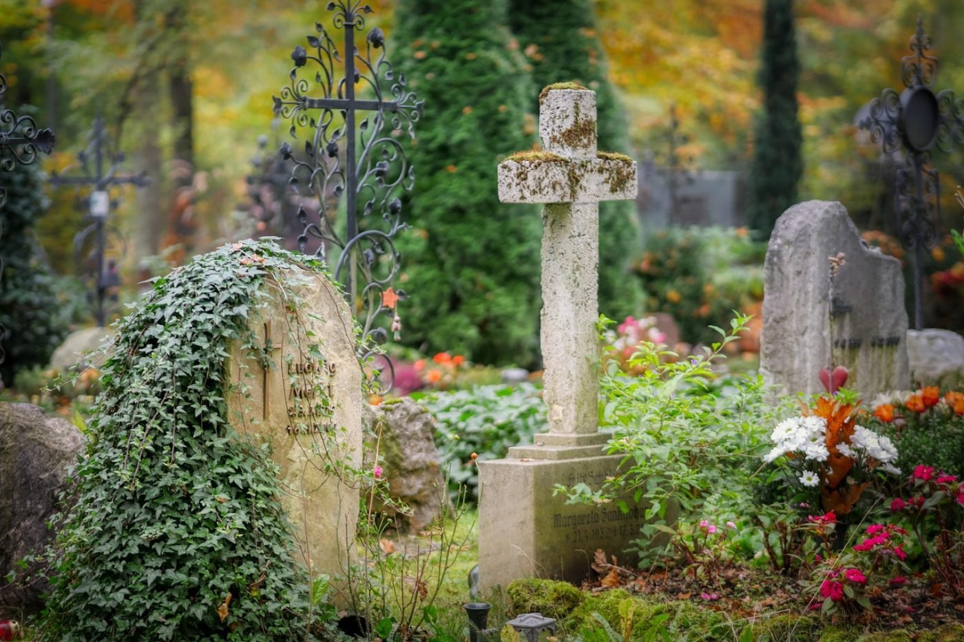 Cemitério de Montmartre: História, Túmulos Famosos e Dicas de Visita 4 Túmulos e lápides antigas num cemitério histórico parisiense