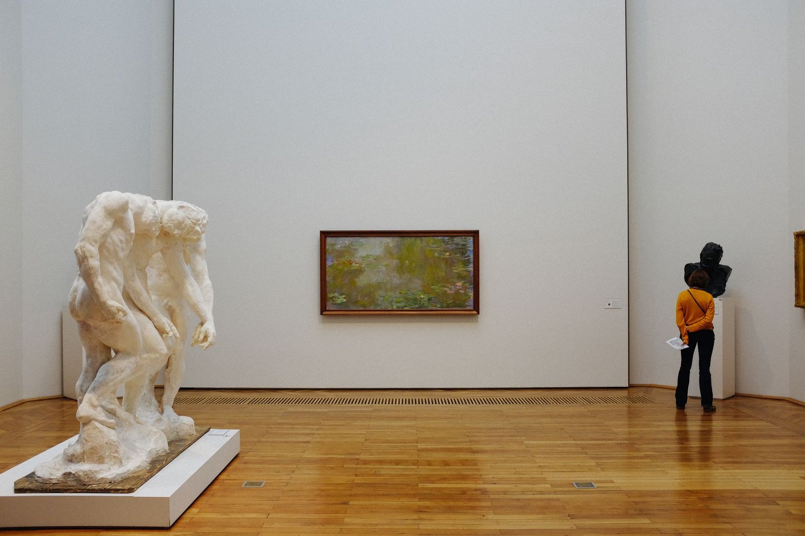 Que voir au Musée d'Orsay en 2 heures : l'itinéraire essentiel 4 Visiteur observant des peintures dans une galerie de musée