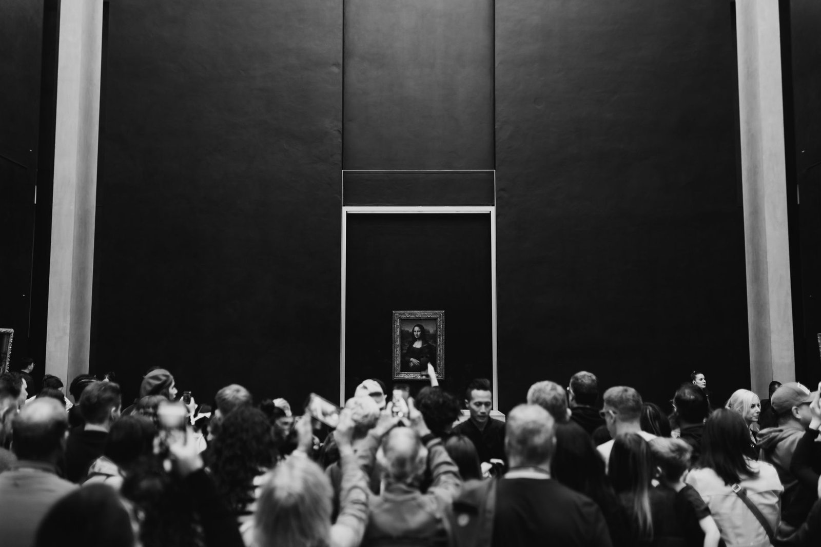 Como Encontrar a Mona Lisa no Louvre (e o Que Ninguém Te Conta Sobre Ela) 2 Visitantes admirando e fotografando a Mona Lisa no Louvre