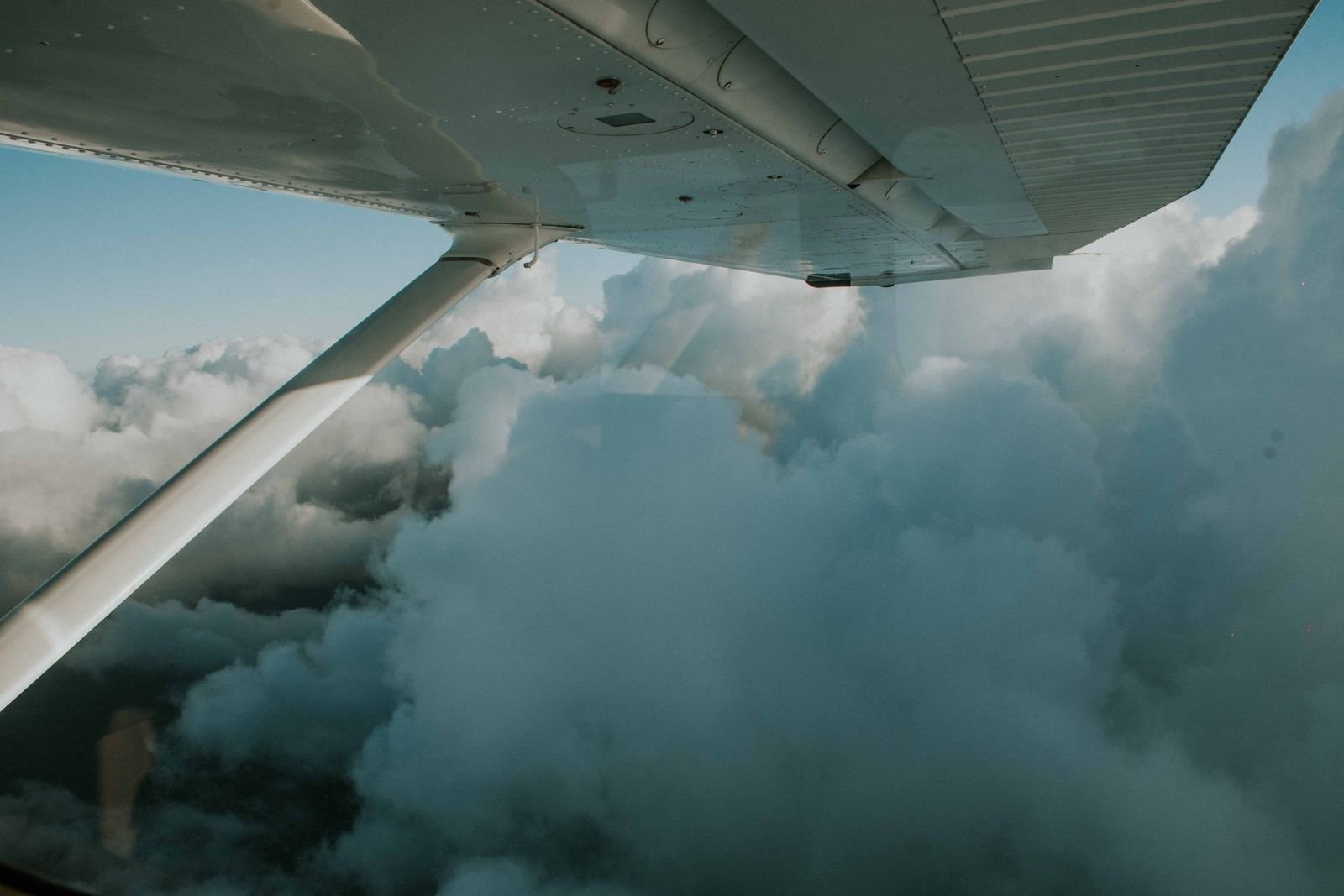 Documentos para Viajar para a França: Visto, Passaporte e Seguro 4 Vista das nuvens pela janela do avião durante o voo para a França