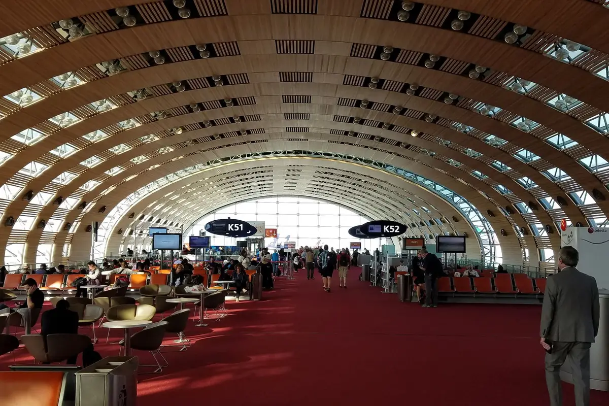 Aeroporto de Beauvais a Paris: transfer sem perrengue 2 Terminal de aeroporto com passageiros e painéis