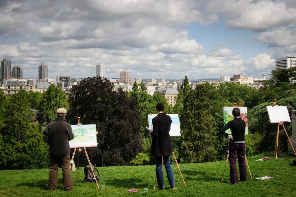 Parc des Buttes-Chaumont: o que ver mesmo com obras 2 Pintores observam a paisagem do Parc des Buttes-Chaumont em Paris