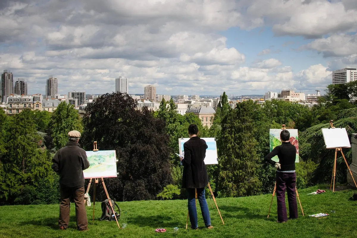 Parc des Buttes-Chaumont: o que ver mesmo com obras 1 Pintores observam a paisagem do Parc des Buttes-Chaumont em Paris