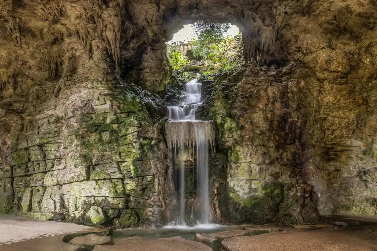 Parc des Buttes-Chaumont: o que ver mesmo com obras 3 Cascata dentro da gruta do Parc des Buttes-Chaumont