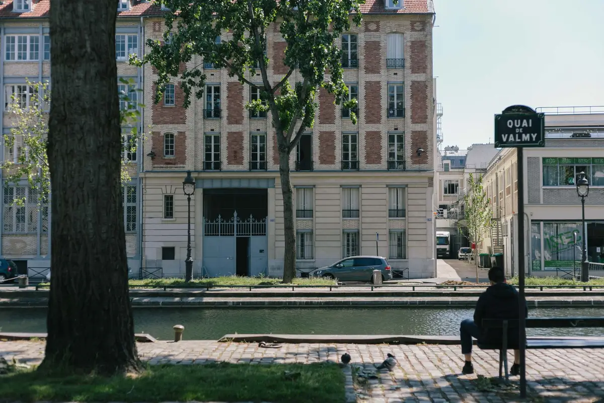 Canal Saint-Martin em Paris: o passeio que muda seu dia 2 Quai de Valmy junto ao Canal Saint-Martin