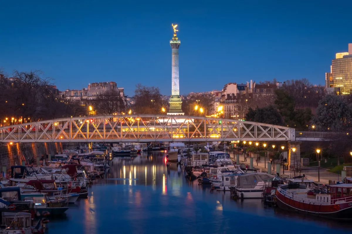 Canal Saint-Martin em Paris: o passeio que muda seu dia 3 Canal parisiense ao anoitecer
