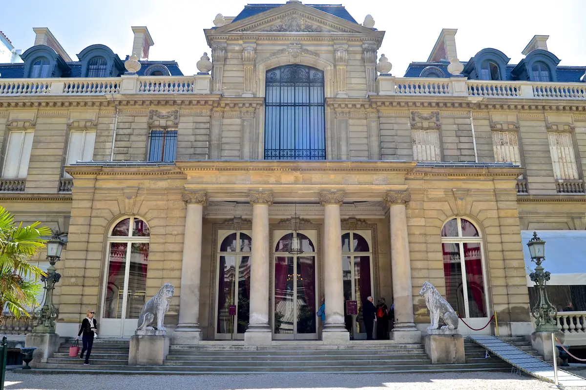 Musée Jacquemart-André: ingresso e o que ver em Paris 2 Entrada do Musée Jacquemart-André em Paris, com colunas e leões de pedra
