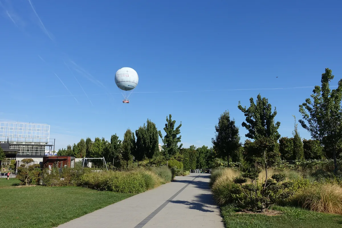Parc André Citroën: jardins e balão sem multidão em Paris 2 Ballon de Paris sobre o Parc André Citroën