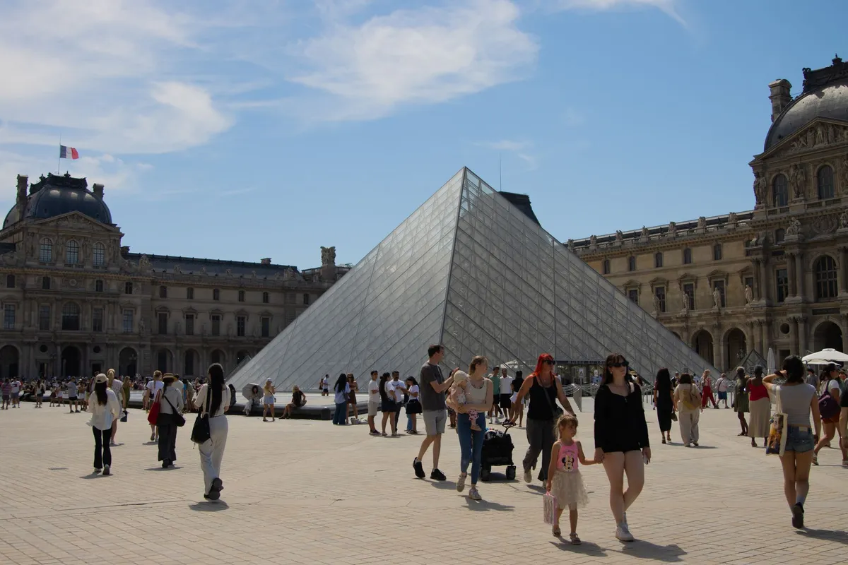 Paris em cadeira de rodas: 2 dias sem depender do metrô 3 Pirâmide do Museu do Louvre em Paris