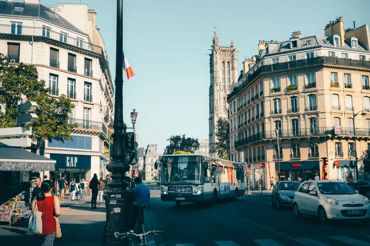 Paris em cadeira de rodas: 2 dias sem depender do metrô 4 Ônibus urbano circulando em uma rua de Paris
