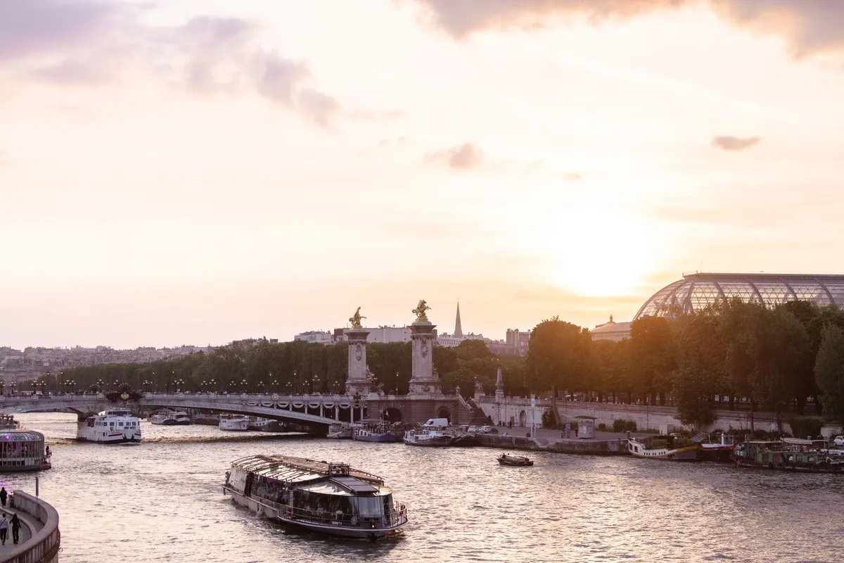 Paris em cadeira de rodas: 2 dias sem depender do metrô 2 Barcos turísticos navegando pelo rio Sena em Paris