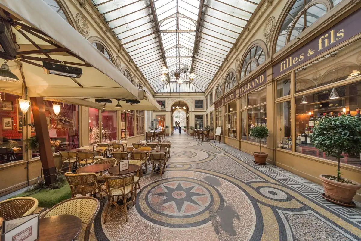 Passagens cobertas de Paris: roteiro sem chuva e filas 2 Passagem coberta de Paris com mosaicos, vitrines e cafés