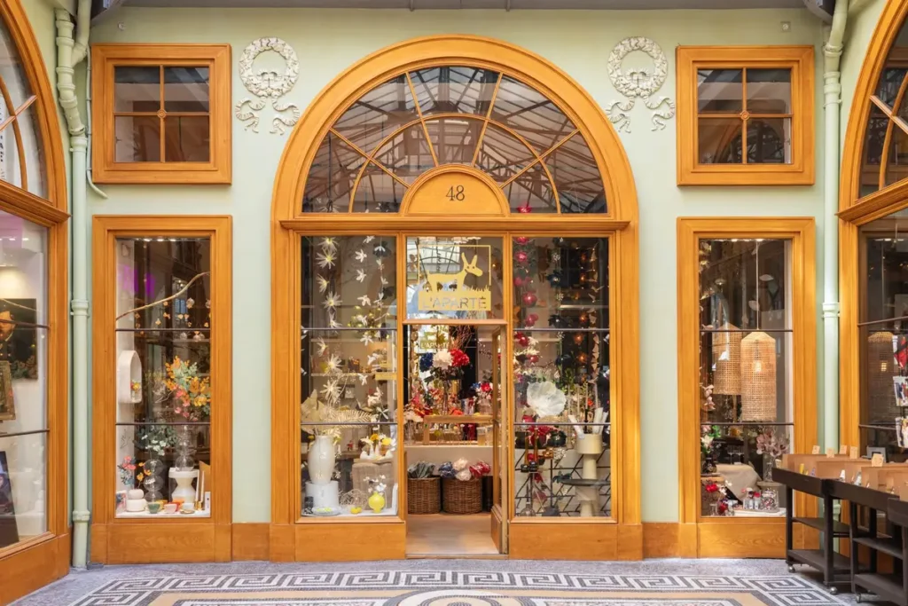 Passagens cobertas de Paris: roteiro sem chuva e filas 8 Galerie Vivienne em Paris, com mosaicos e vitrines históricas