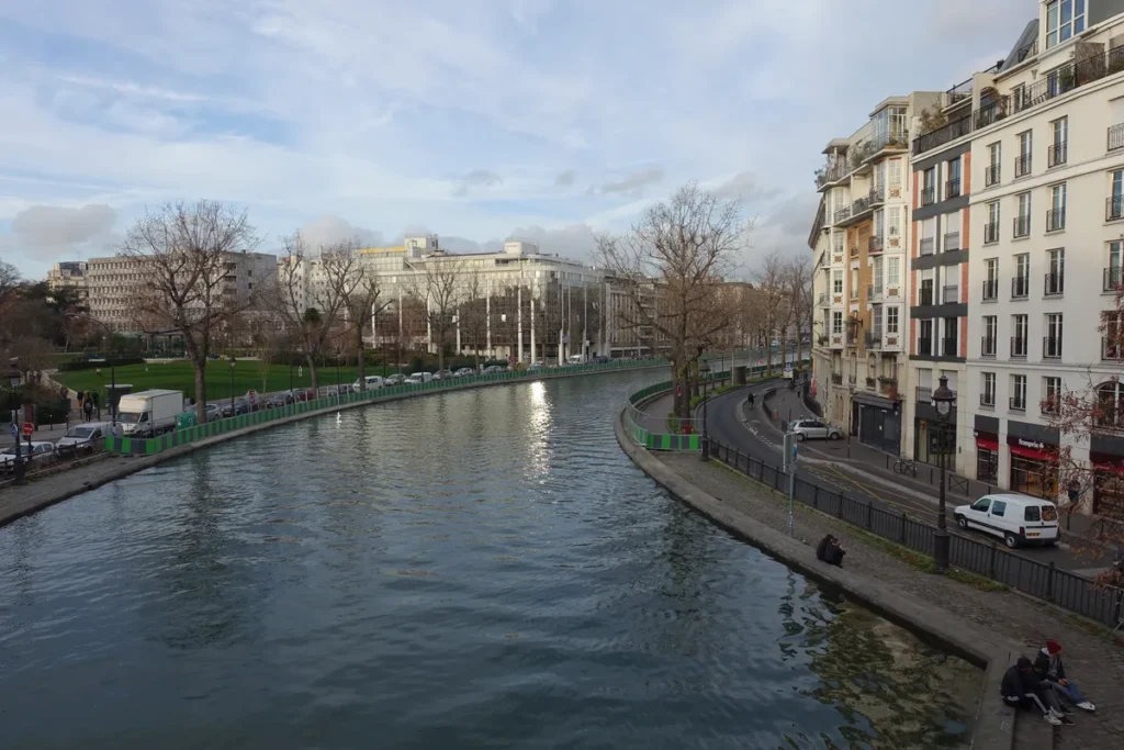 Canal Saint-Martin: roteiro a pé entre pontes e eclusas 9 Canal Saint-Martin entre os prédios de Paris