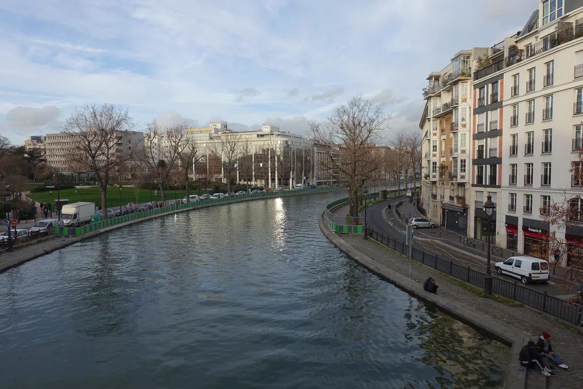 Canal Saint-Martin: roteiro a pé entre pontes e eclusas 1 Canal Saint-Martin entre os prédios de Paris