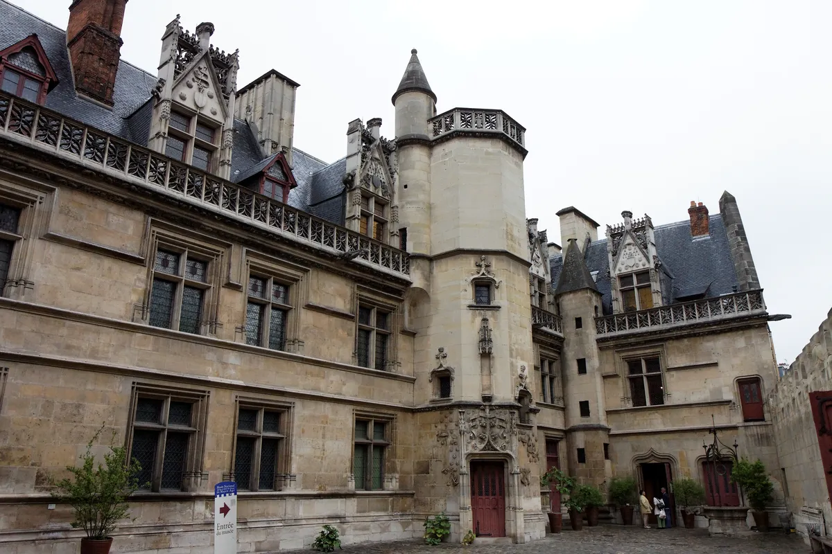 Musée de Cluny: ingresso, horários e o que ver em Paris 2 Pátio do Hôtel de Cluny, sede do Musée de Cluny em Paris